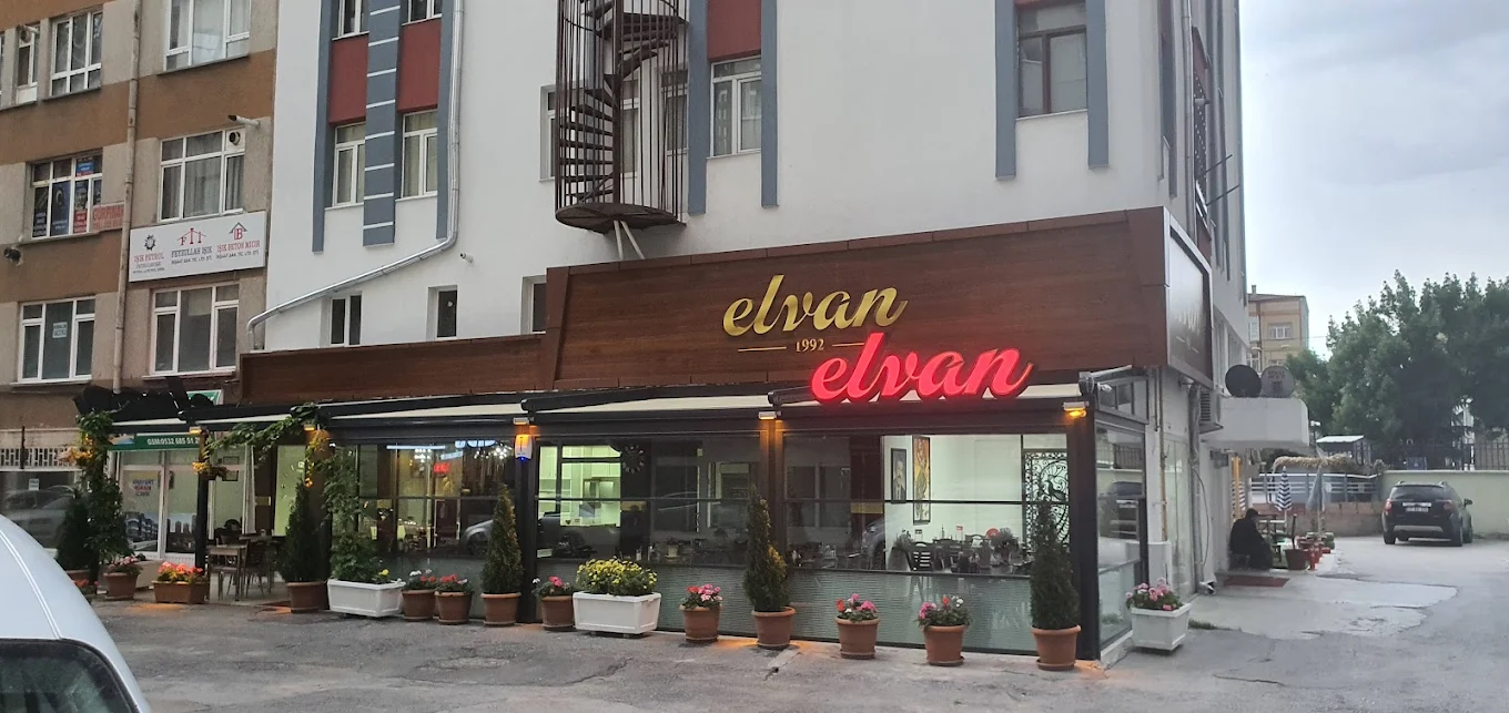 Elvan Lokantası sıcak yemekleri