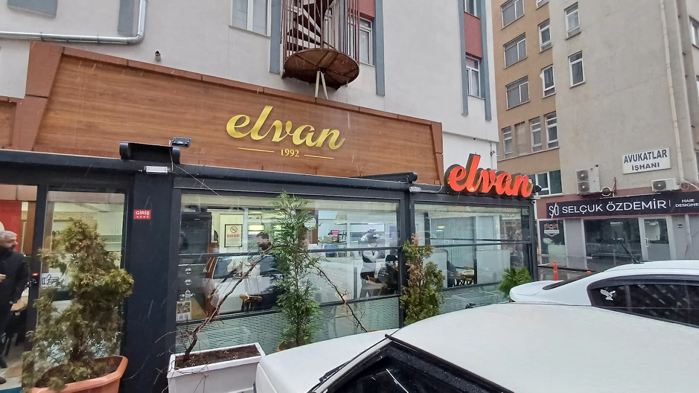 Elvan Lokantası'nda yemek sunumu